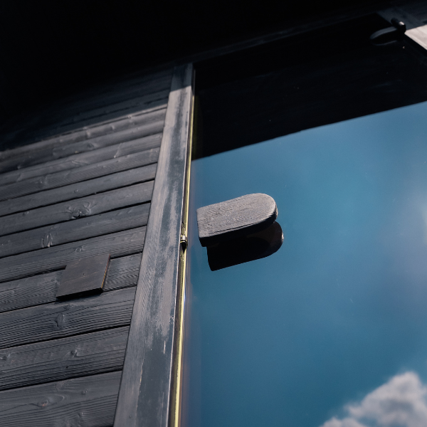 Ula L badstue med veranda – utendørs badstue i naturlig treverk, designet for 6 personer - Norskbadstue