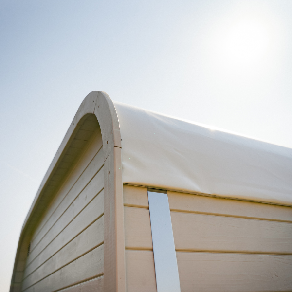 Ula L badstue med veranda – utendørs badstue i naturlig treverk, designet for 6 personer - Norskbadstue