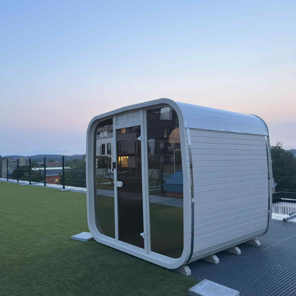 Innvendig visning av Ula S badstue med trebenker, ryggstøtter og LED-lys - Norskbadstue