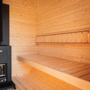 Ula L badstue med veranda – utendørs badstue i naturlig treverk, designet for 6 personer - Norskbadstue