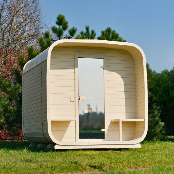 Ula L badstue med veranda – utendørs badstue i naturlig treverk, designet for 6 personer - Norskbadstue