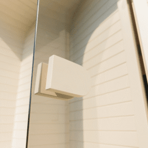 Ula L badstue med veranda – utendørs badstue i naturlig treverk, designet for 6 personer - Norskbadstue