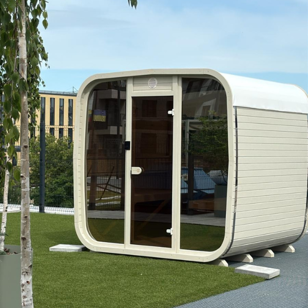 Innvendig visning av Ula S badstue med trebenker, ryggstøtter og LED-lys - Norskbadstue