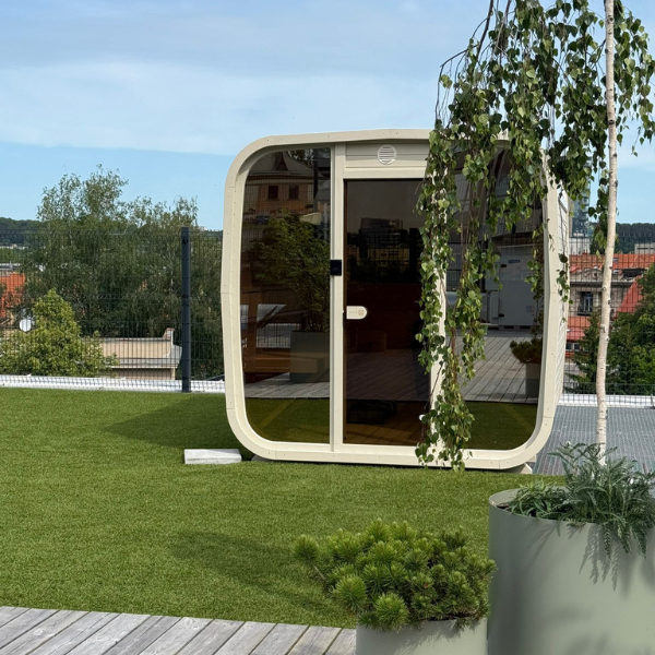 Innvendig visning av Ula S badstue med trebenker, ryggstøtter og LED-lys - Norskbadstue