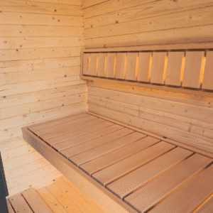 Ula L badstue med veranda – utendørs badstue i naturlig treverk, designet for 6 personer - Norskbadstue