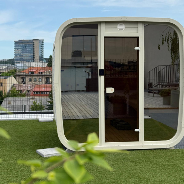 Innvendig visning av Ula S badstue med trebenker, ryggstøtter og LED-lys - Norskbadstue