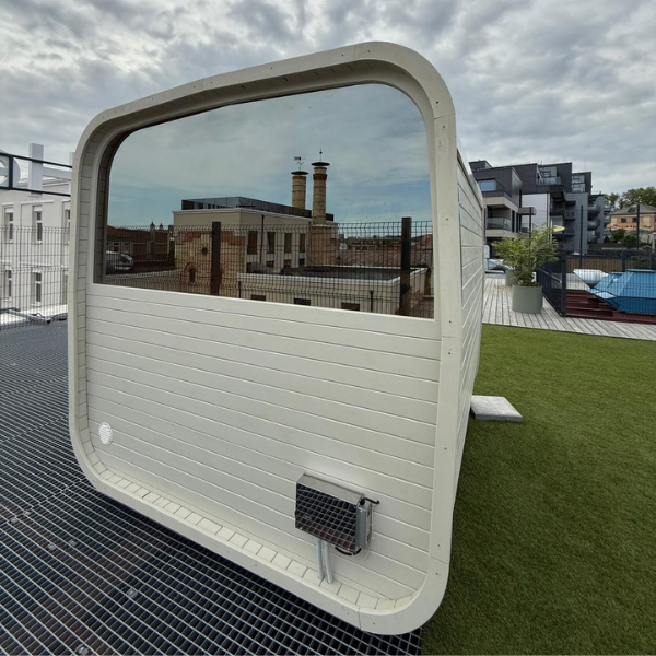 Innvendig visning av Ula S badstue med trebenker, ryggstøtter og LED-lys - Norskbadstue