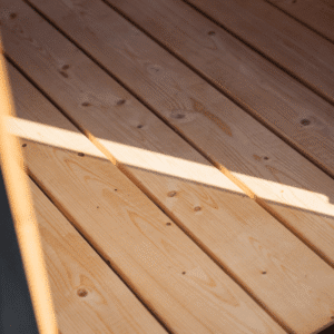 Ula L badstue med veranda – utendørs badstue i naturlig treverk, designet for 6 personer - Norskbadstue