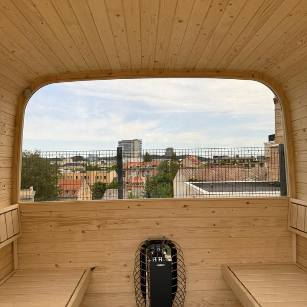 Innvendig visning av Ula S badstue med trebenker, ryggstøtter og LED-lys - Norskbadstue