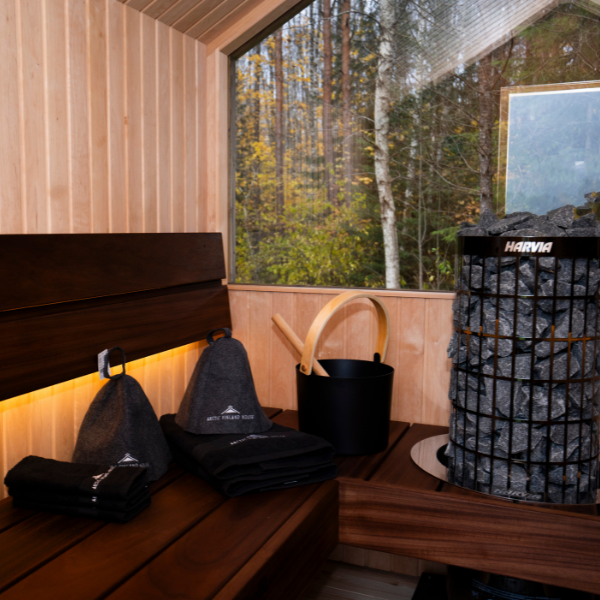 FJORD badstue er en romslig og moderne utendørs badstue med saltak, designet for komfort og velvære, med plass til 6 personer. Badstuen er fullt isolert, leveres fabrikkmontert og har stort panoramavindu; Kun hos NorskBadstue