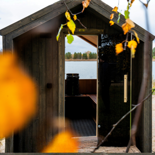 FJORD badstue er en romslig og moderne utendørs badstue med saltak, designet for komfort og velvære, med plass til 6 personer. Badstuen er fullt isolert, leveres fabrikkmontert og har stort panoramavindu; Kun hos NorskBadstue