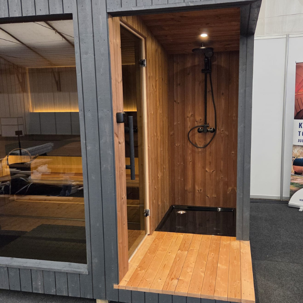 LUKA (11) LUKA er en romslig og moderne utendørs badstue med dusj, designet for komfort og velvære, med plass til 4–6 personer. Badstuen er fullt isolert, leveres fabrikkmontert og har stort panoramavindu; størrelse 2,4 × 3,3 m. Kun hos NorskBadstue
