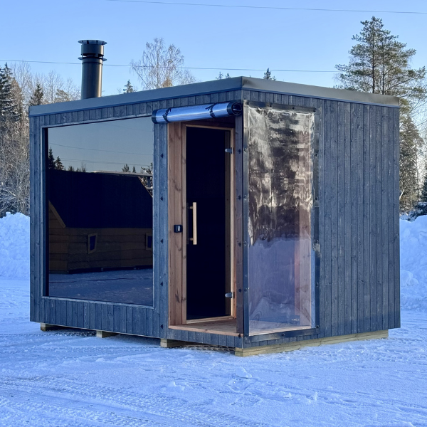 LUKA (12) LUKA er en romslig og moderne utendørs badstue med dusj, designet for komfort og velvære, med plass til 4–6 personer. Badstuen er fullt isolert, leveres fabrikkmontert og har stort panoramavindu; størrelse 2,4 × 3,3 m. Kun hos NorskBadstue