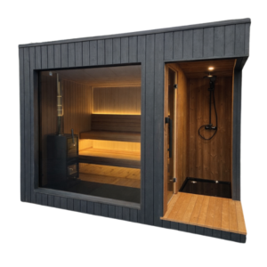 LUKA er en romslig og moderne utendørs badstue med dusj, designet for komfort og velvære, med plass til 4–6 personer. Badstuen er fullt isolert, leveres fabrikkmontert og har stort panoramavindu; størrelse 2,4 × 3,3 m. Kun hos NorskBadstue