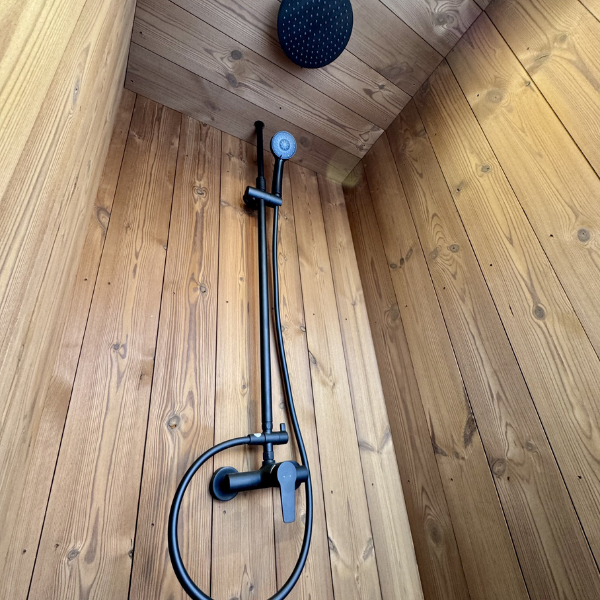 LUKA er en romslig og moderne utendørs badstue med dusj, designet for komfort og velvære, med plass til 4–6 personer. Badstuen er fullt isolert, leveres fabrikkmontert og har stort panoramavindu; størrelse 2,4 × 3,3 m. Kun hos NorskBadstue