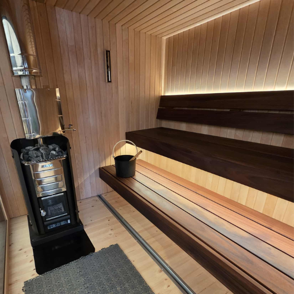 LUKA (6) LUKA er en romslig og moderne utendørs badstue med dusj, designet for komfort og velvære, med plass til 4–6 personer. Badstuen er fullt isolert, leveres fabrikkmontert og har stort panoramavindu; størrelse 2,4 × 3,3 m. Kun hos NorskBadstue