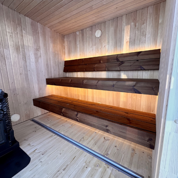 LUKA er en romslig og moderne utendørs badstue med dusj, designet for komfort og velvære, med plass til 4–6 personer. Badstuen er fullt isolert, leveres fabrikkmontert og har stort panoramavindu; størrelse 2,4 × 3,3 m. Kun hos NorskBadstue